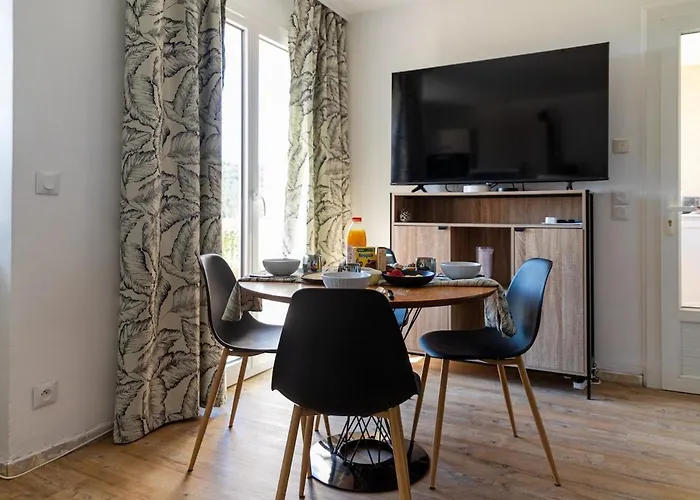 Air-conditioned With Pool And Sea View *